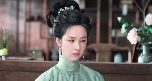 陈都灵行走的绿荷花她一步一涟漪，一步一风华。这身绿荷旗袍与陈都灵的书卷气完美相