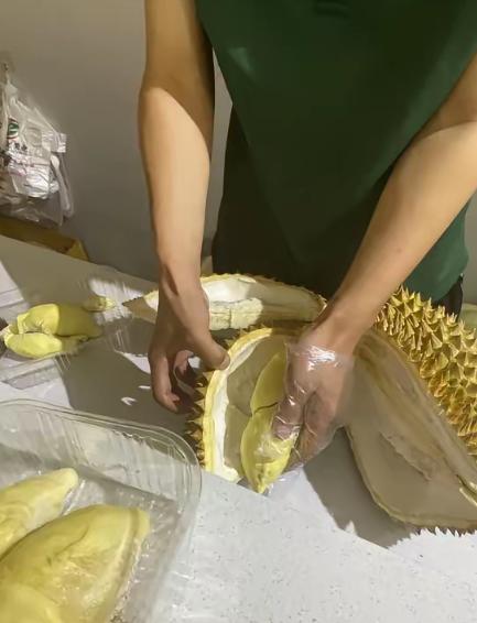 山东一女子买榴莲像开盲盒。店员剥壳太顺，东西看着就不值买的实际份量足，她回家才觉