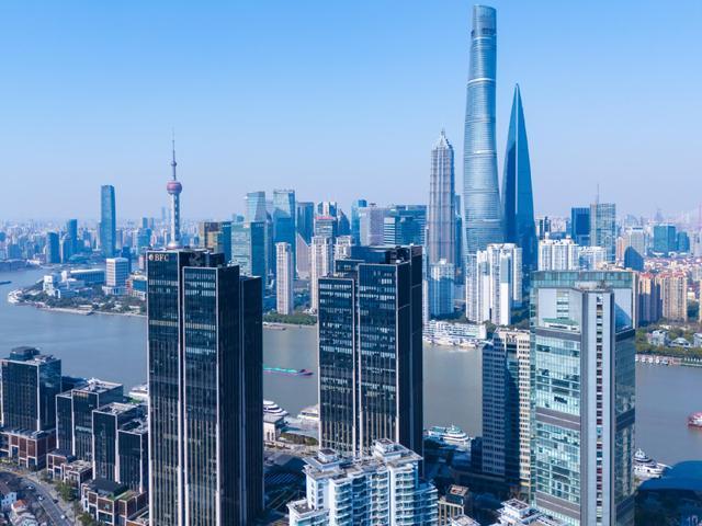 这一记闷棍太结棍了。旅游人被“白海豚”整疯。高铁退票，航班取消。滞留上海的客人只