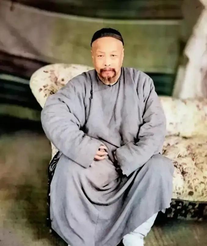 1858年，印度一处供人参观的玻璃房里，关着一位特殊的中国囚犯。他曾是大清两广总