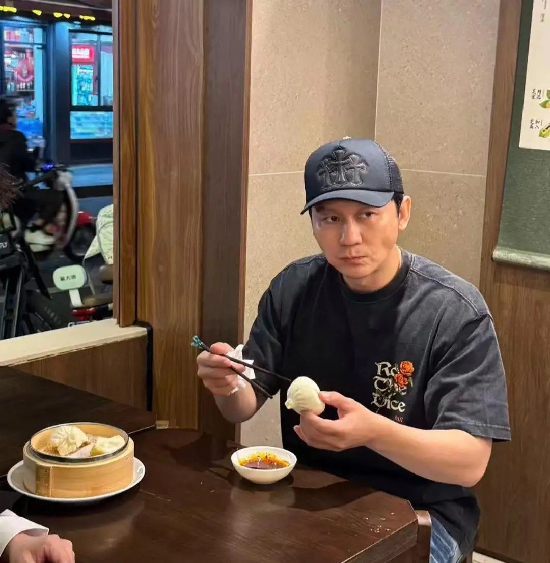 李晨现身上海一家餐馆吃早餐被偶遇，他点了一笼三个肉包子，用餐姿势很优雅，他手持肉