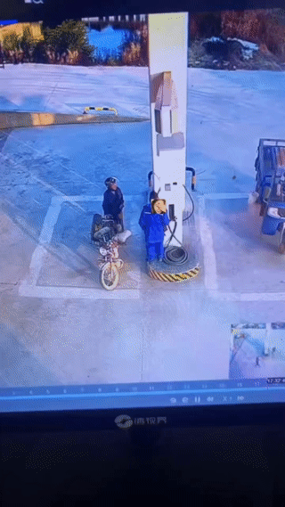 大爷骑摩托车来加油站加油。结果加油站工作人员一顿失误的操作把大爷都给看懵了？