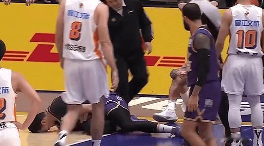 沈梓捷刚回来又受伤了，非常不幸看到球员受伤北控对阵福建比赛中，沈梓捷回归