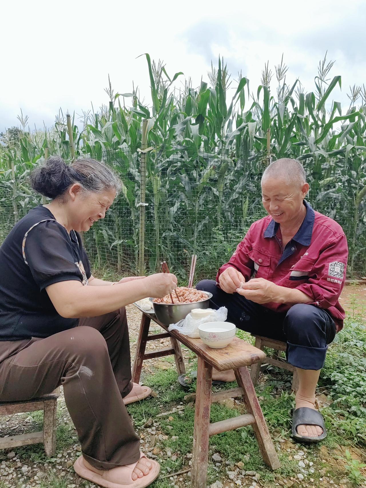 四小只特别喜欢老妈包的香菇瘦肉饺子。​​老妈不厌其烦，回到老家就开始包。