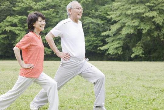 散步可能影响寿命！再次提醒：60岁以后，牢记散步“4不要” 散步，简单却关