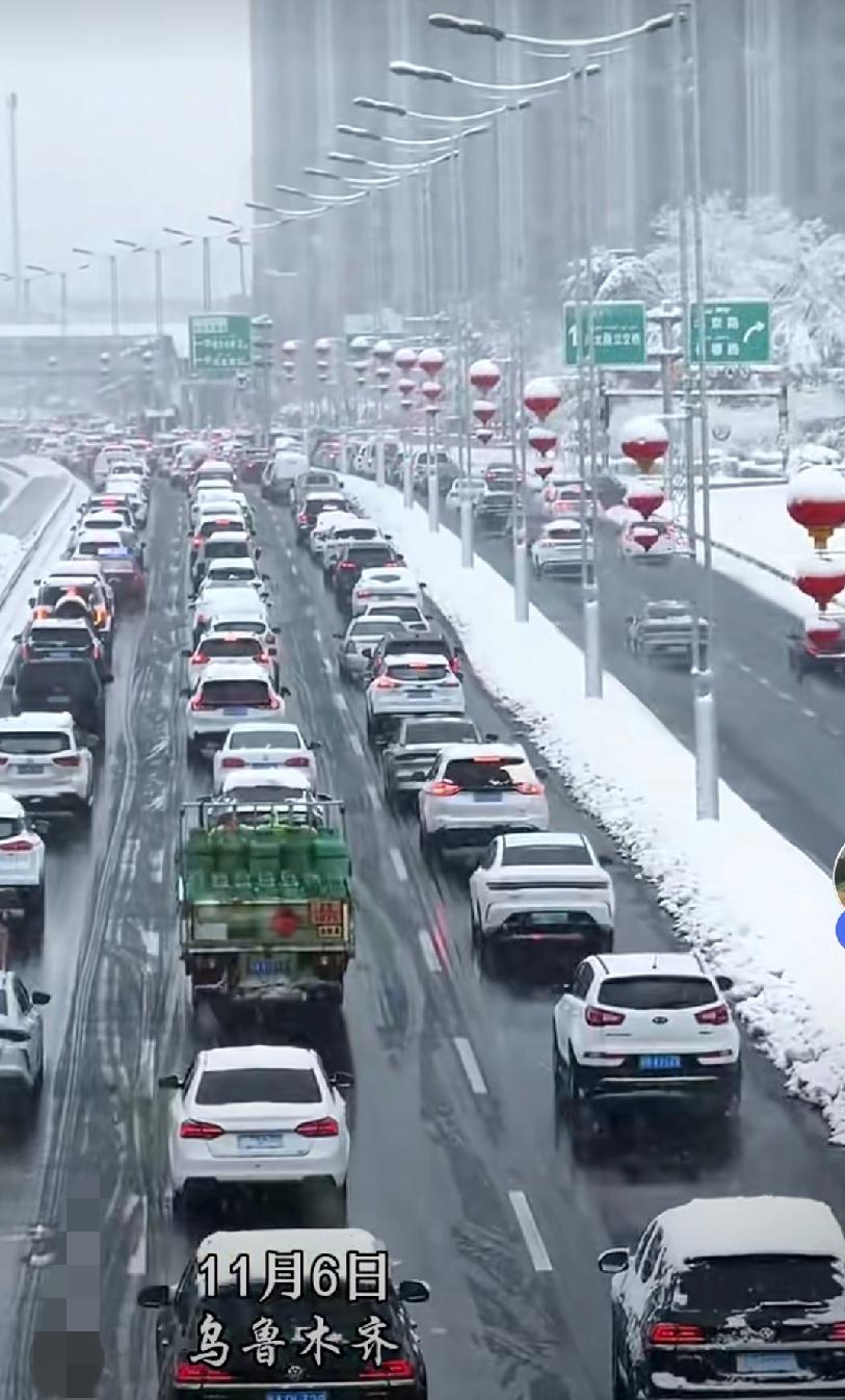 乌鲁木齐因大雪，整个城市瞬间切换至“冰雪模式”，银装素裹，分外妖娆11月5日