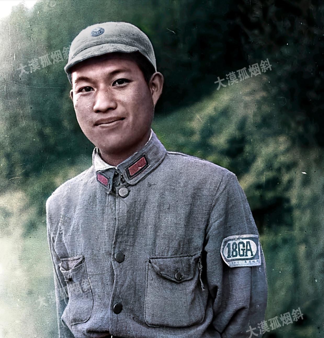 两张图片的难解之谜！图1是1944年，美国记者福尔曼在延安拍摄。照片上仪表堂堂
