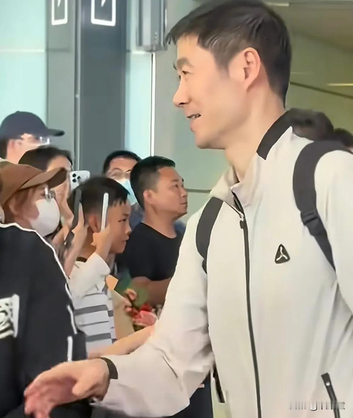 孙颖莎回国造型好酷！国乒终于结束了伦敦之行，安全回国，人逢喜事精神爽！一个个