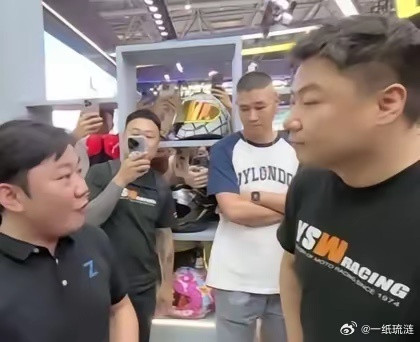 还记得去年摩博会，王铸指着张雪鼻子吼：“你专业还是我专业？”张雪耐着性子问诉求，