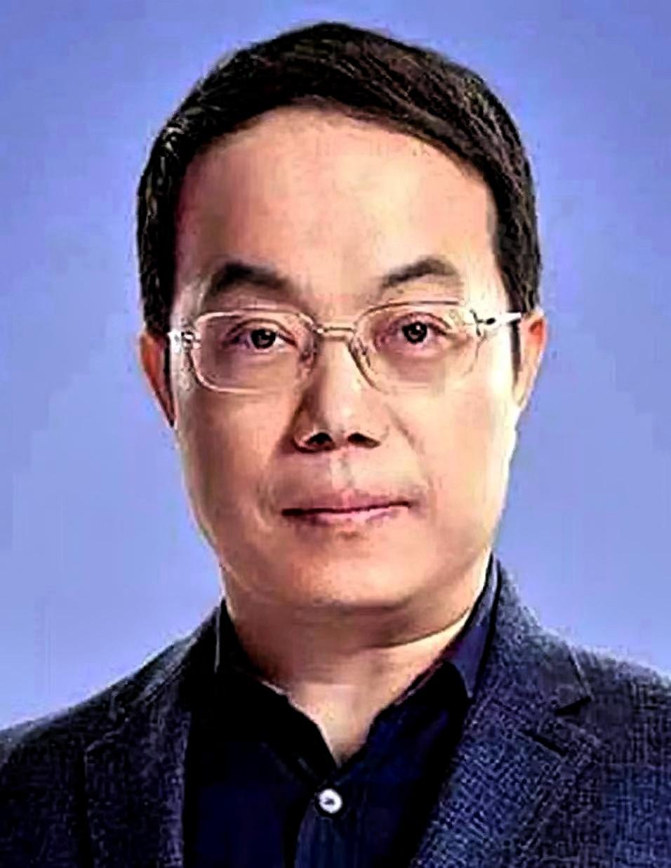 北大心理学教授武志红，扔出一个扎心的说法。他说，伺候老人，你得先把自己“降级”