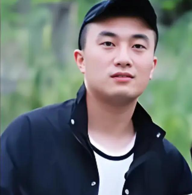 2021年，四川30岁男子每天和57岁母亲一起睡，他洗澡时，母亲也待在浴室，他不