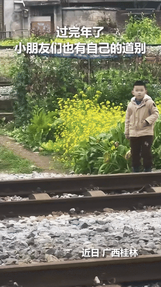 “小孩火到人民日报了！”广西，一小男孩在老家过完年后返程，不料，村里朝夕相处的小
