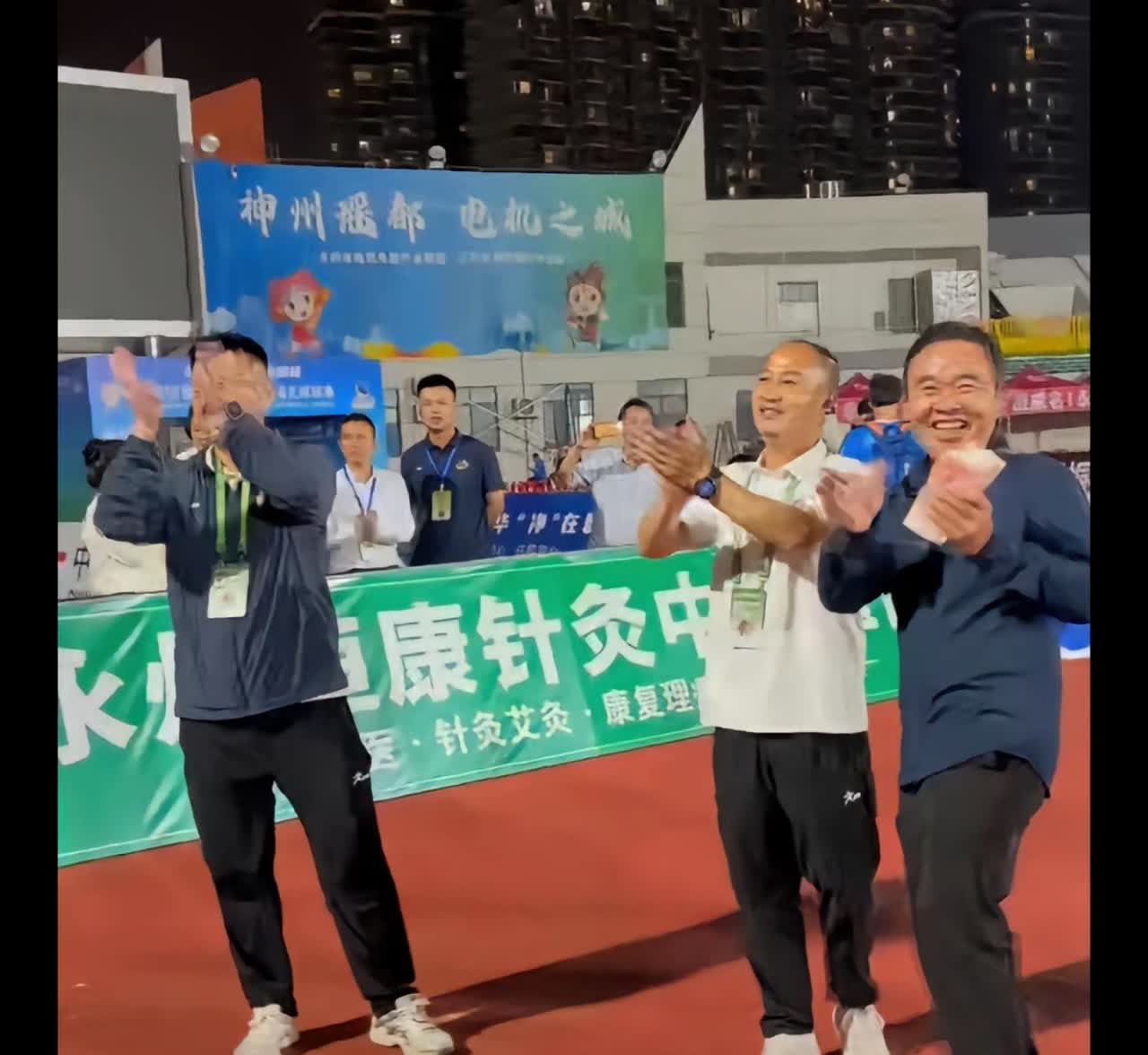 湘超永州队也是懂流量的，赢球了，直接现场给球员发奖金，而且是五万块钱，一场比赛就