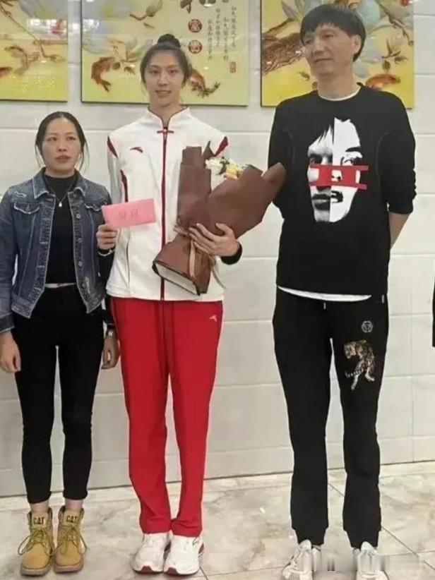 吴梦洁的母亲张冬梅，江苏南通本地人。一家四口里面她个子最娇小，却是十足的贤妻良