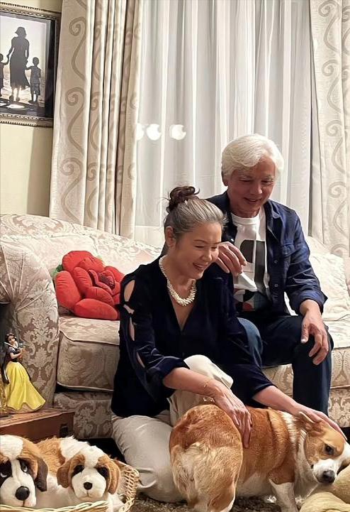 难怪她定居美国32年都不愿意回国了！住在洛杉矶带花园的海边小别墅中，日常在家种花