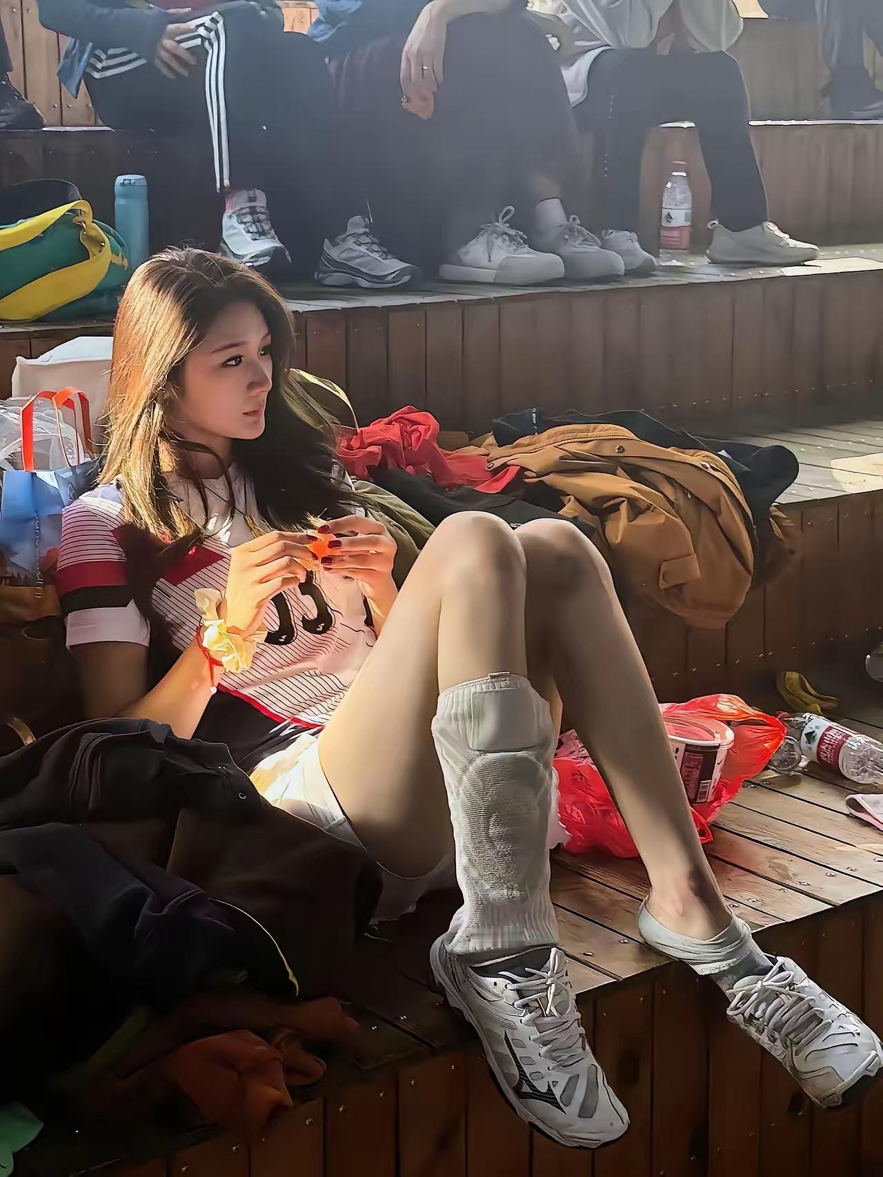 阳光斜斜地洒在赛场边的木台阶上，揉碎了运动后的疲惫，指尖轻捻的瞬间，连风都带着少