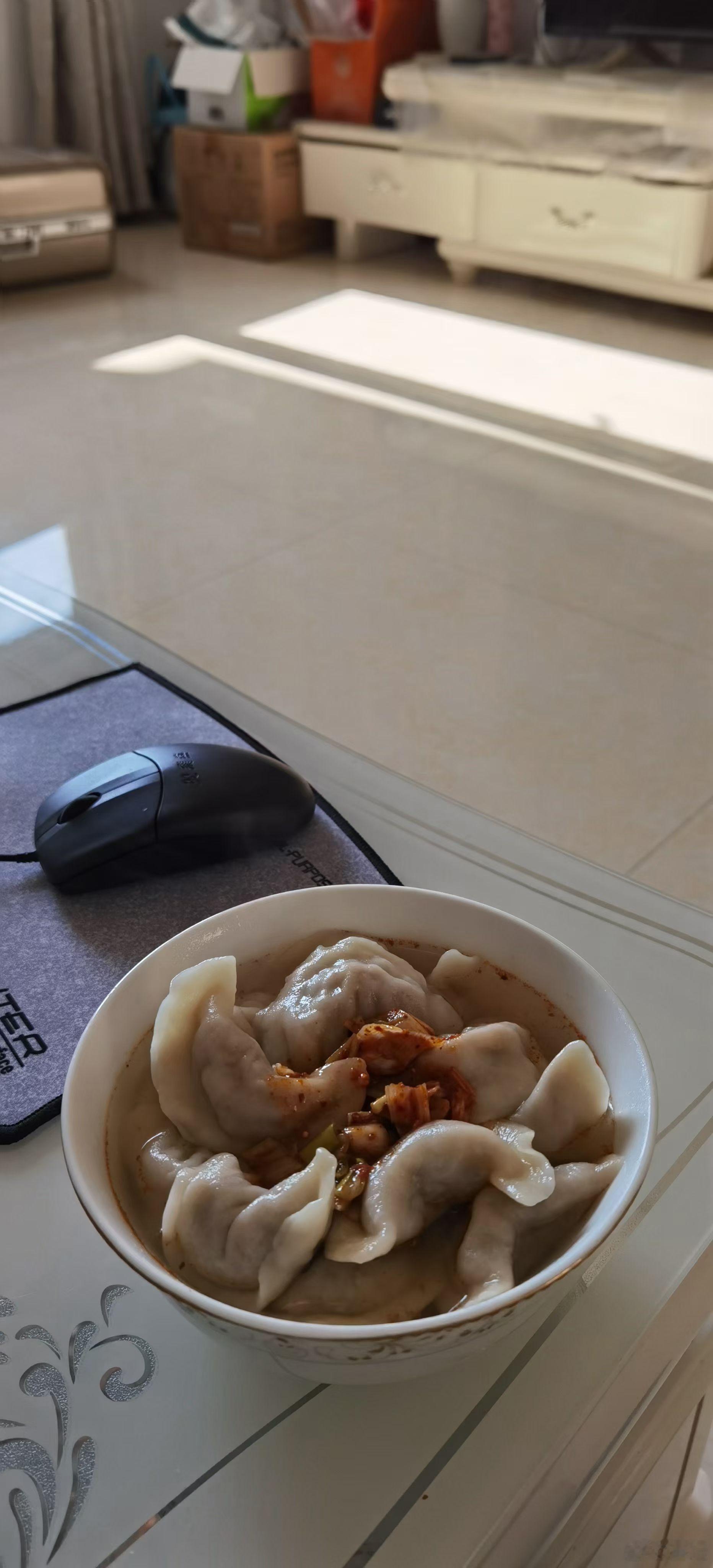 冬至现在谁家都能吃的起饺子，这碗妈妈牌的不是所有人能吃的上的！愿天下的妈妈都平安