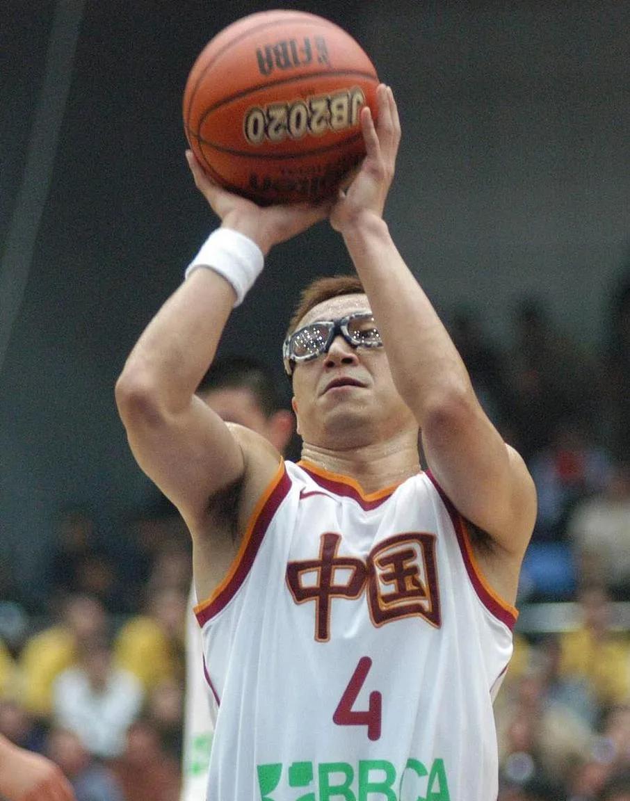 老一辈CBA组织后卫八一队范斌和广东宏远队的李群谁更强。范斌和李群作为CBA同