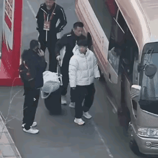 马琳指导陪莎莎成都混团下训了！没有看见coco，也没有看见翔哥，但是看到了“隐