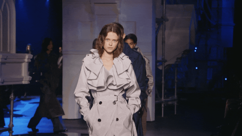 伦敦时装周Burberry2026冬季系列大秀压轴揭晓：打造“伦敦夜行姿态”，