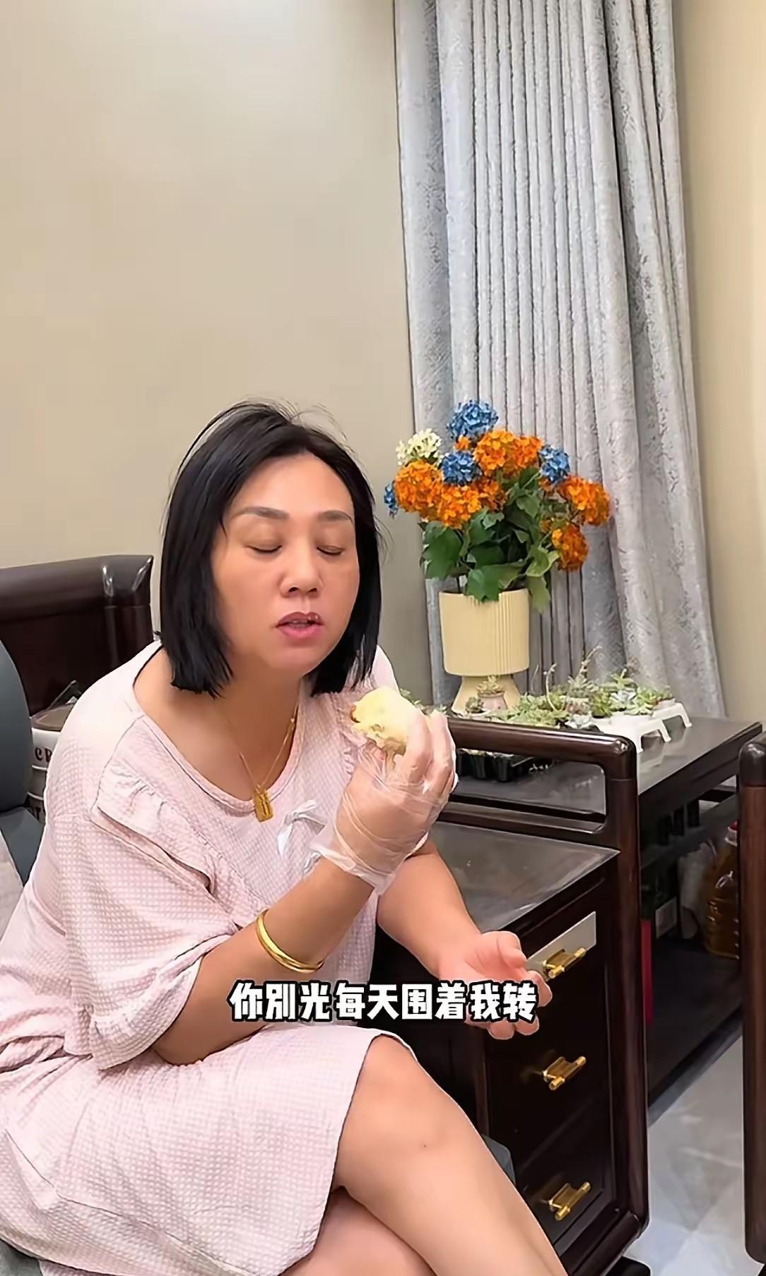 刚开始我就关注解清帅家了，包饺子用红塑料盆，进屋不换鞋，屋里的东西乱七八糟的，茶