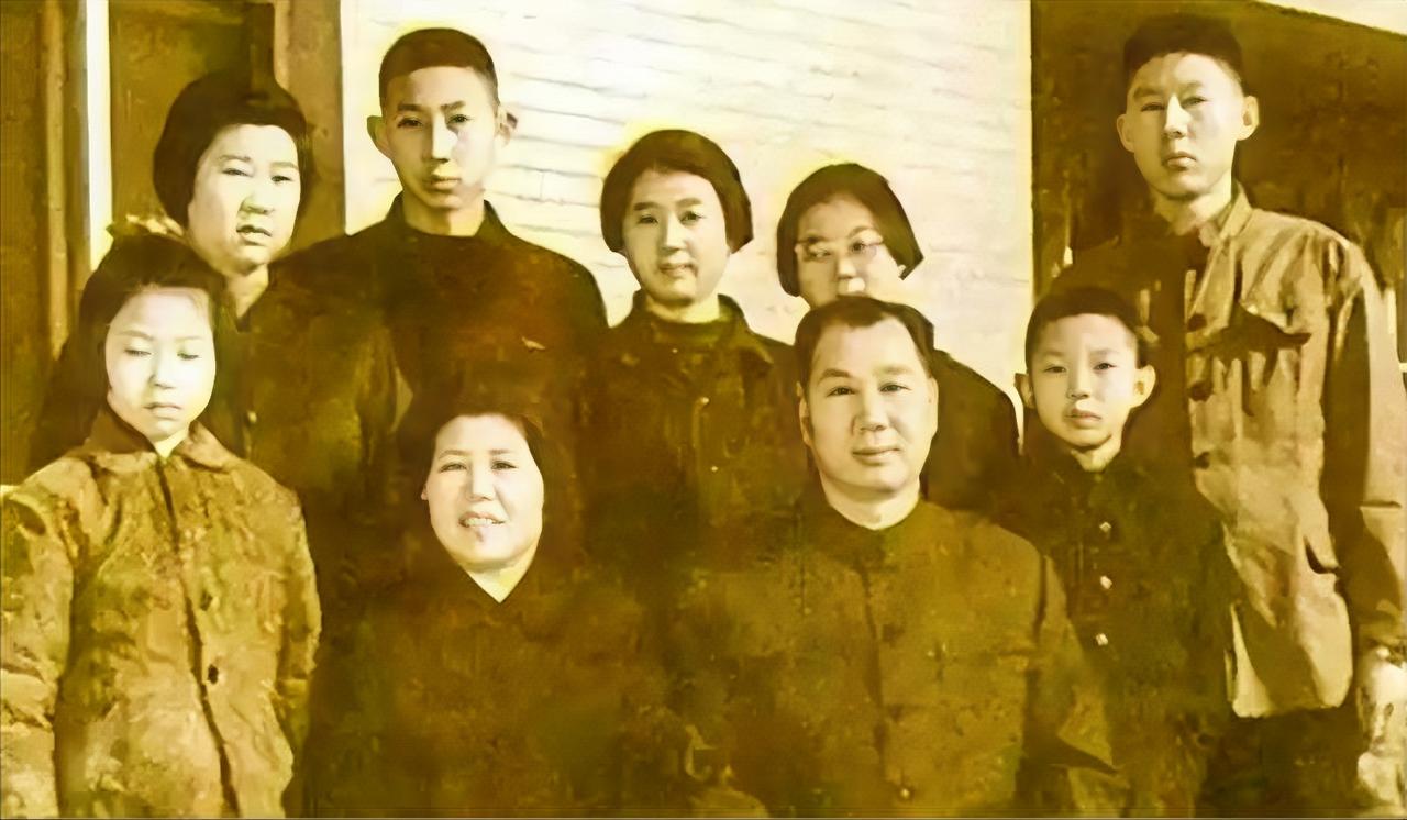 他当八路军师长时才23岁，41岁成开国上将，子女中出了3位将军，虎父无犬子考考