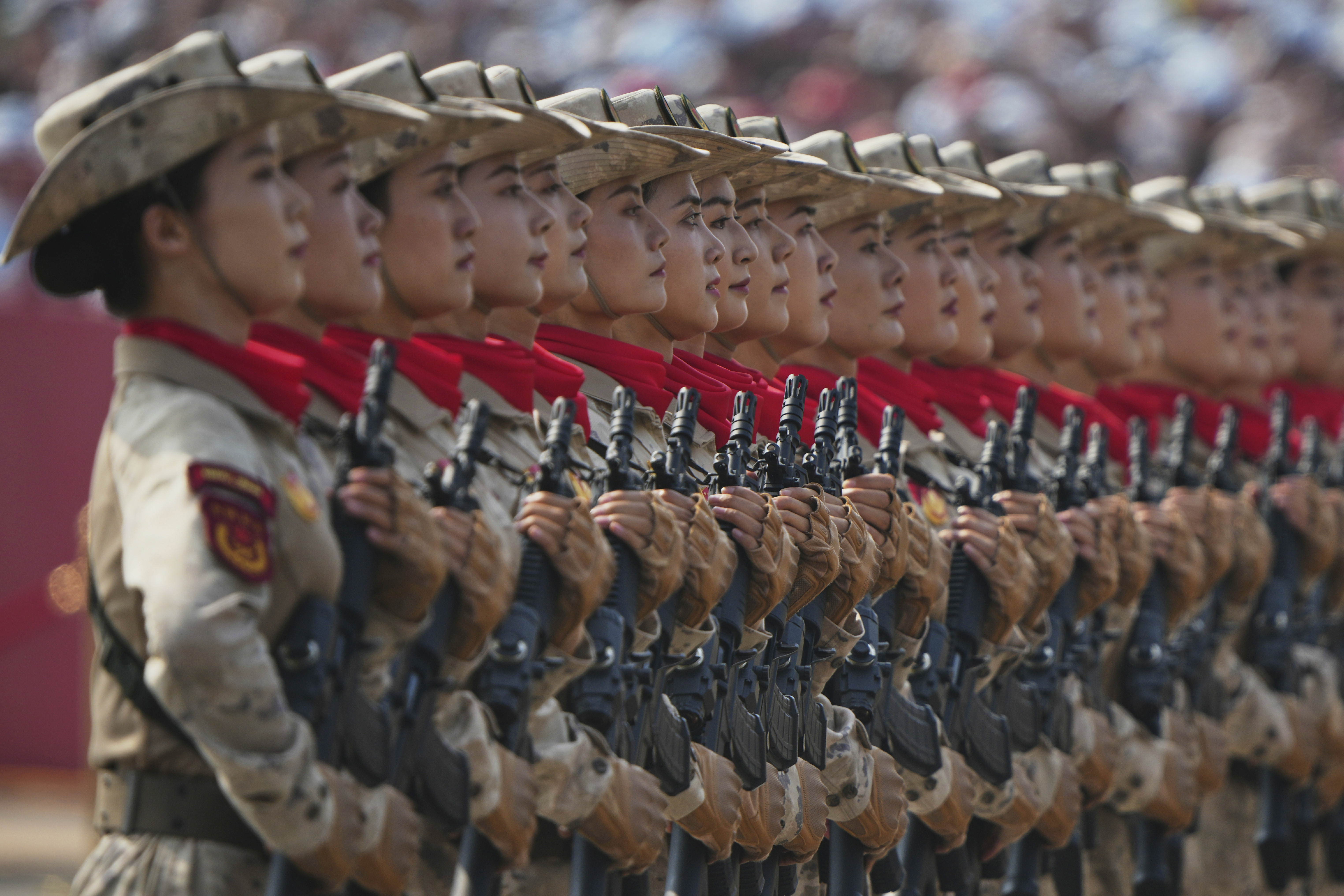 九三盛大阅兵美联社和法新社镜头下的中国女兵阅兵极清美图大赏！女民兵方队亮相第一批