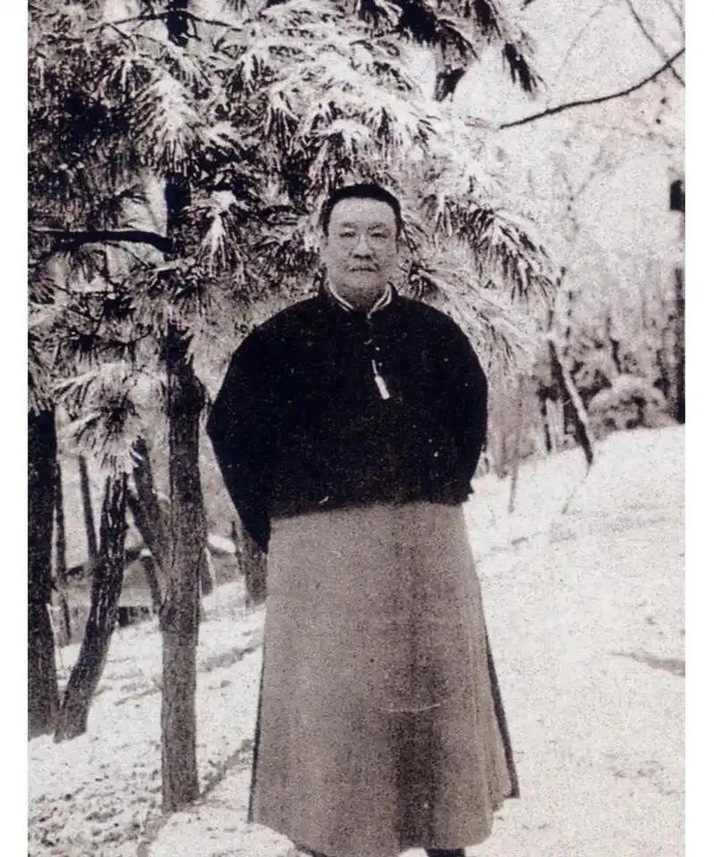1879年，57岁的浙江巡抚谭钟麟酒宴归来。他见李氏低眉垂眼，一把拽住她的手臂，