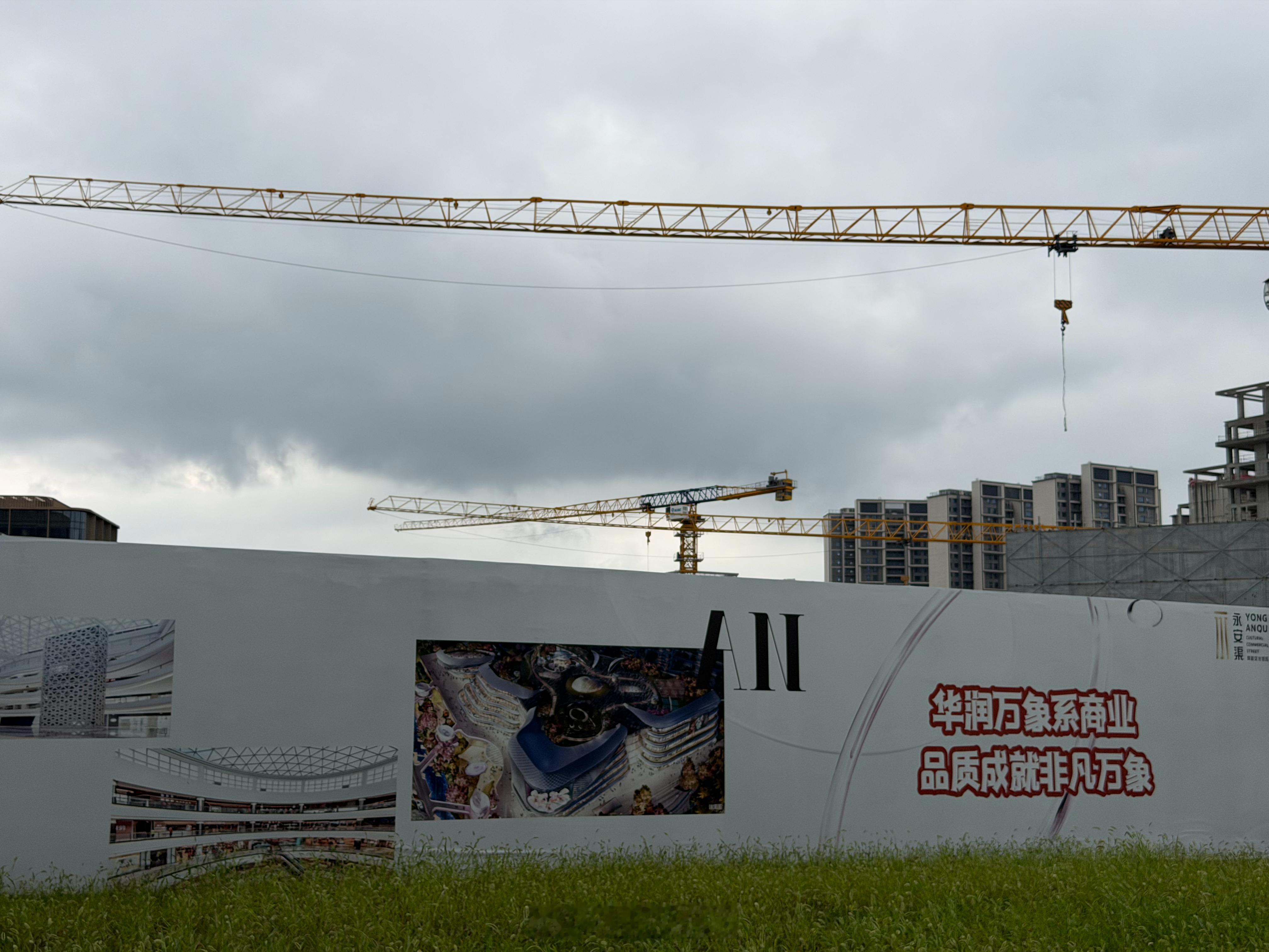 西安高新万象天地，建筑群已经全部出地面，半开放式围合街区，想必建筑结构一定很吸睛