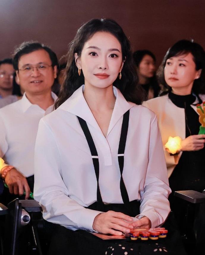 最近宋茜在厦门出席活动，她这次走经典的黑白搭配风格，看起来格外的显年轻。宋茜