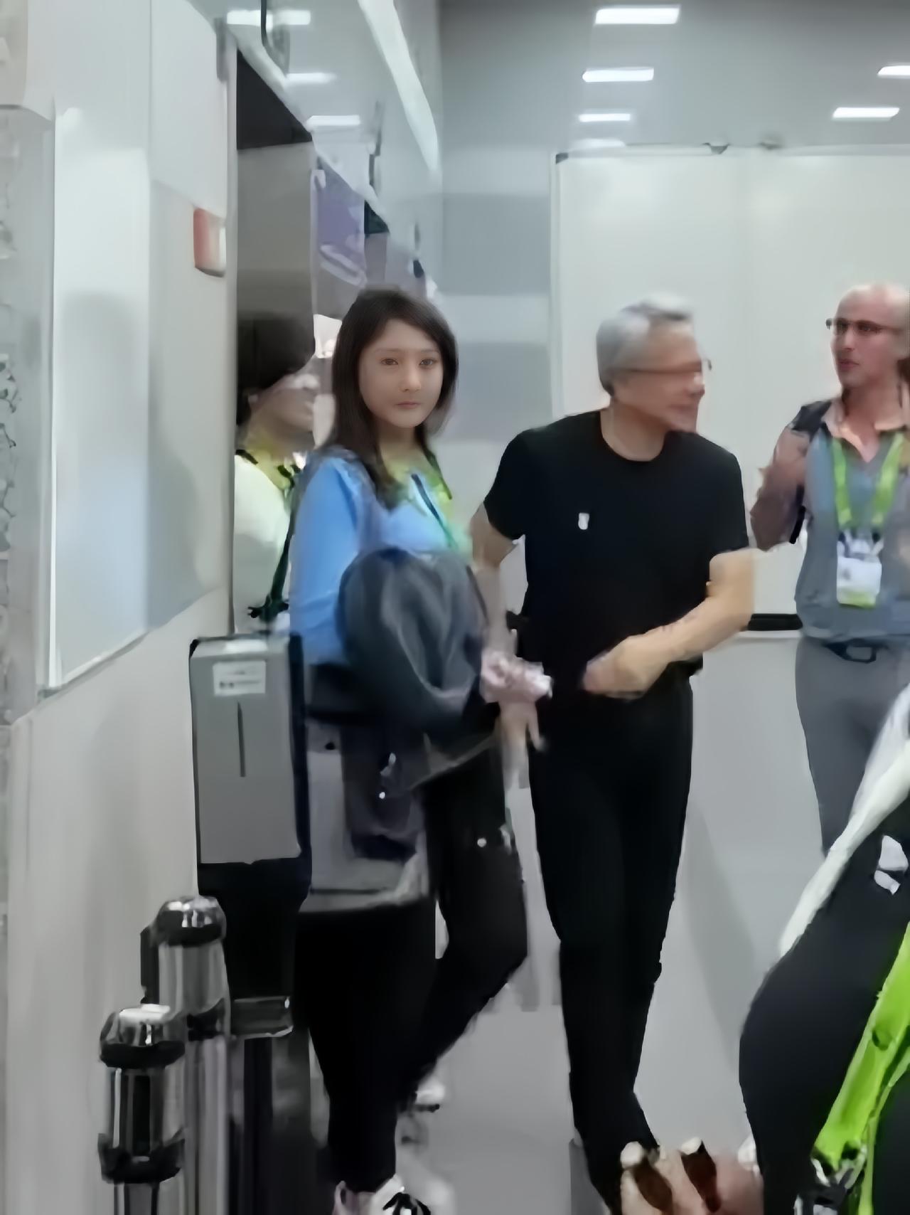 黄仁勋身边女助理：看似普通，实则深藏实力三十出头，脸颊微圆，个子挺拔，臂弯里