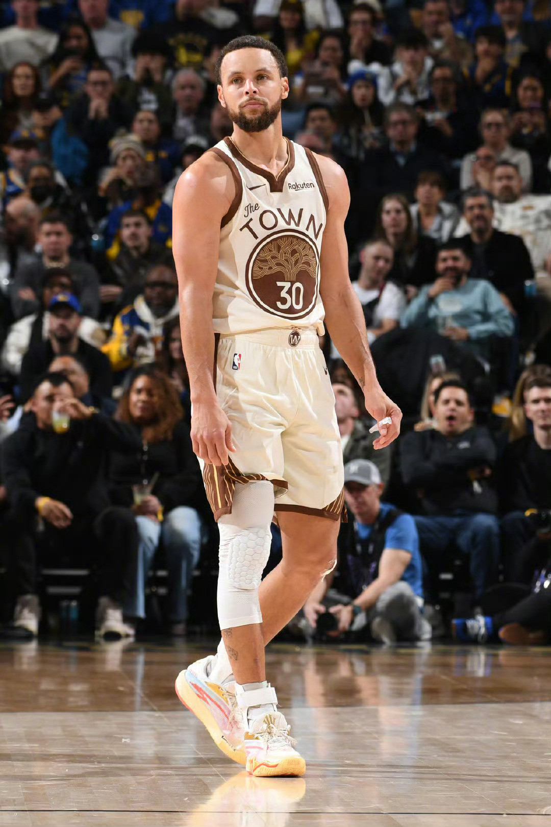 【勇记：库里MRI结果为右膝髌股关节疼痛】据勇士记者NickFriedell报