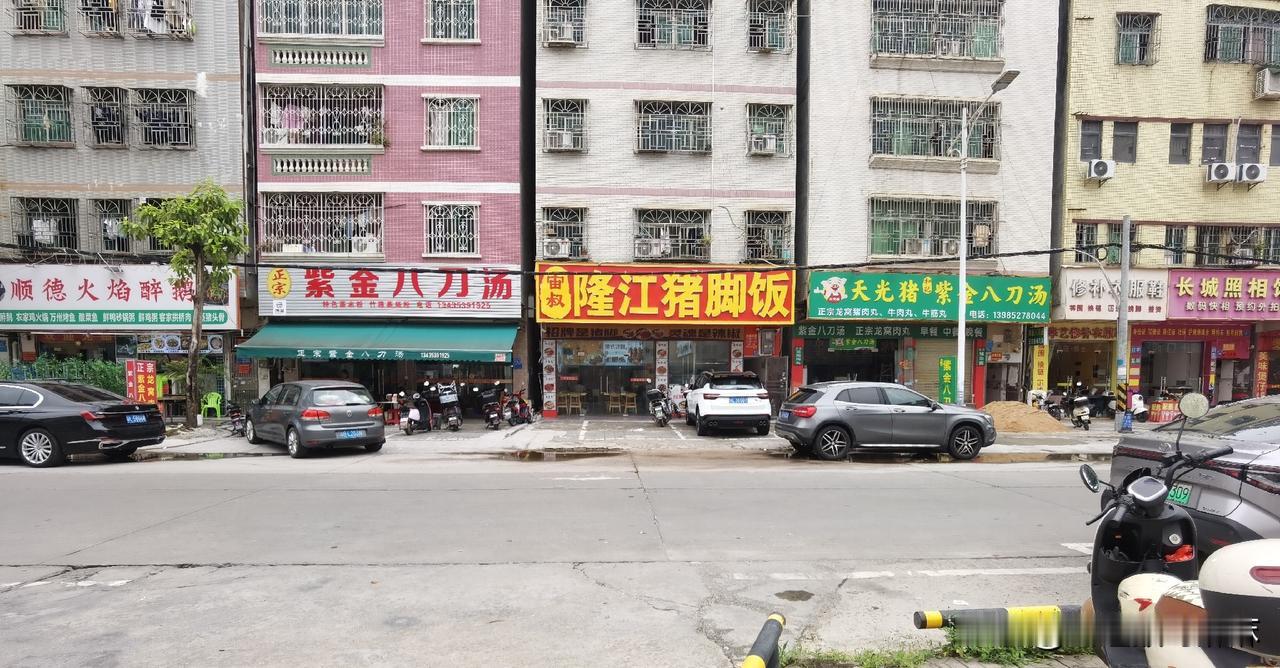 以前在深圳城中村住时，见的最多的就是隆江猪脚饭，来惠州后，再没吃过猪脚饭，反而成