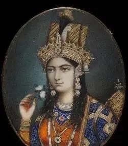 1631年，38岁的泰姬在生下第14个孩子后，因难产死在了随丈夫南征的营帐中。临