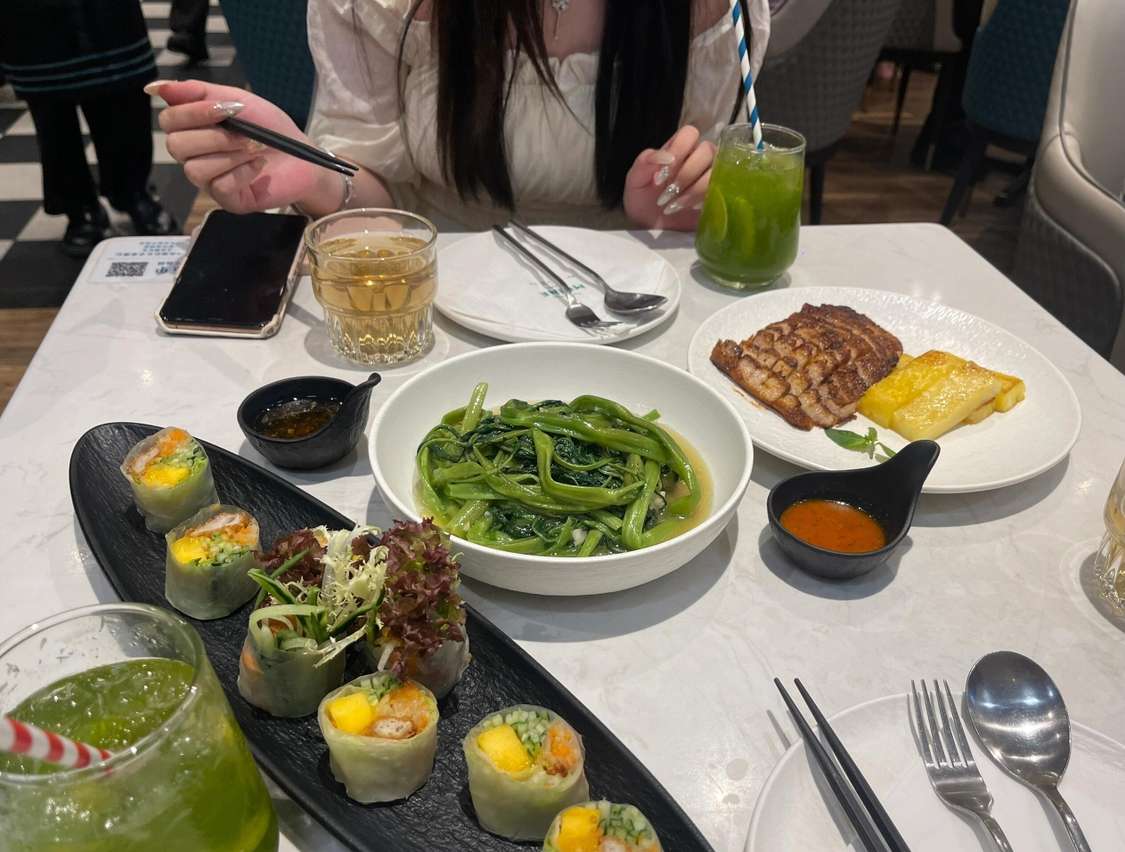 老婆带我出来吃饭，点的这菜颜色怎么怪怪的