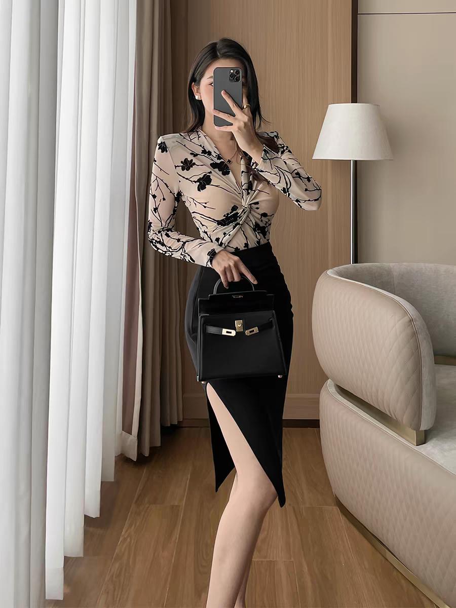 v领时尚打底衫+侧开叉包臀裙，显身材又气质，这种穿搭风不爱都不行！女人怎样穿搭，