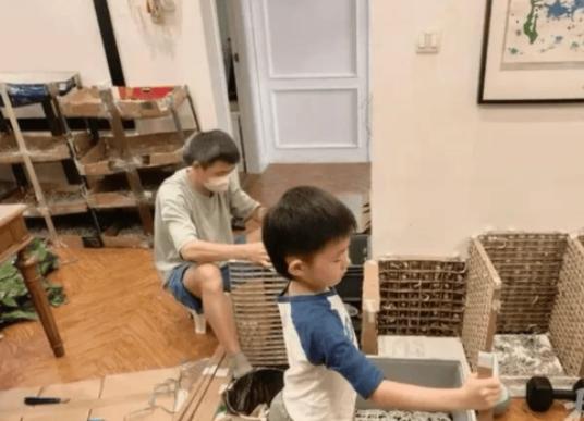 开眼了！5月19日报道，湖北武汉一则家庭养蚕的趣事走红网络。武汉市民阮女士一家，