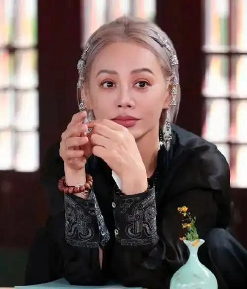 宁静自曝40多岁出现更年期“燥热不是天气，是身体在提醒我”当更年期的潮热第