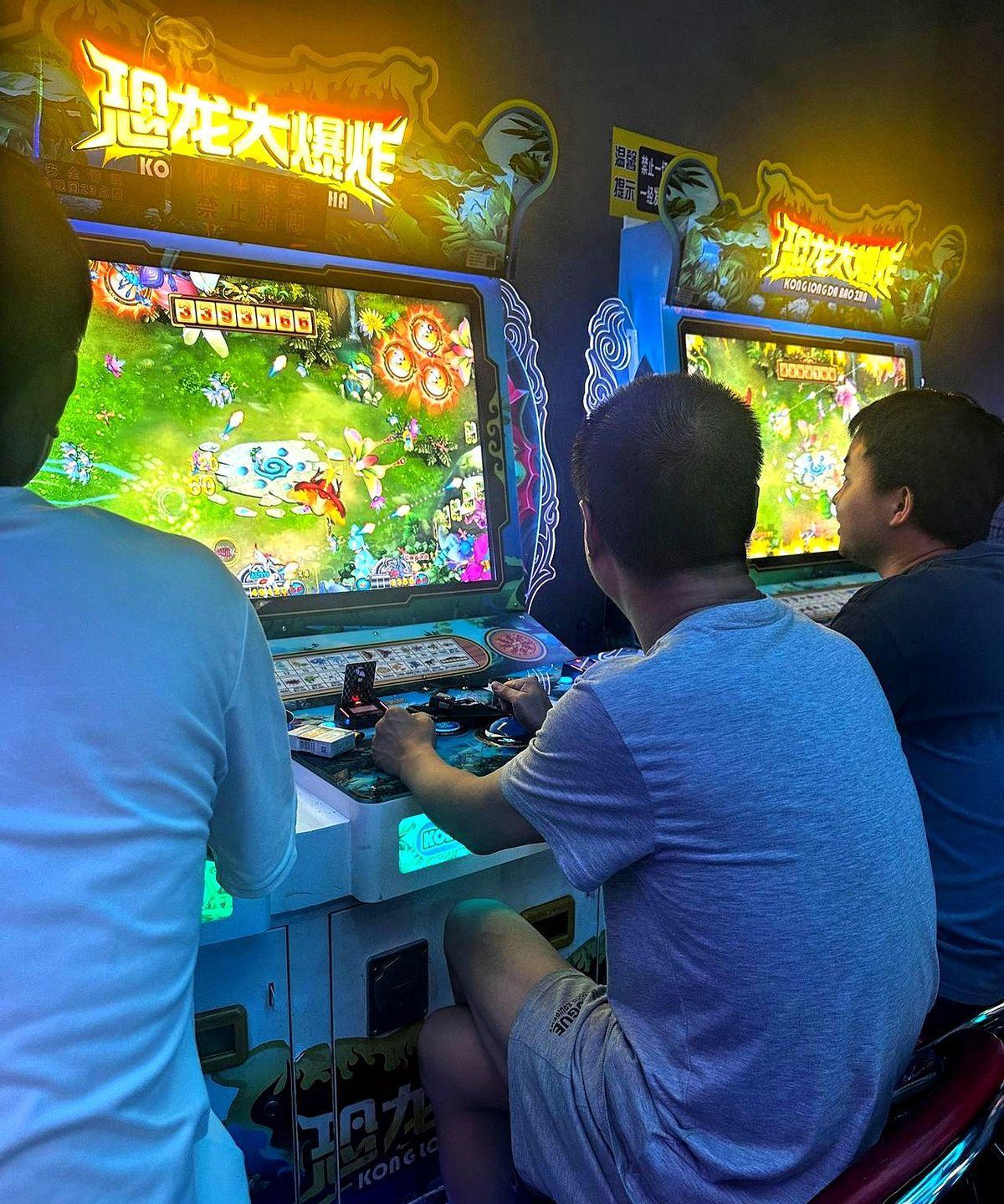 昨晚下班途经市中心那家商场的电玩城，屏幕里五彩鱼群翻涌，机器前却是一排熟脸，他们