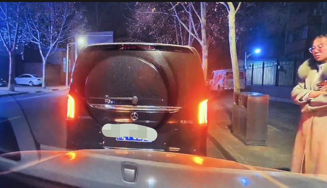 又是大奔，又是公安标识！近日网上有一段视频，两个女士车辆发生摩擦，在等交警来