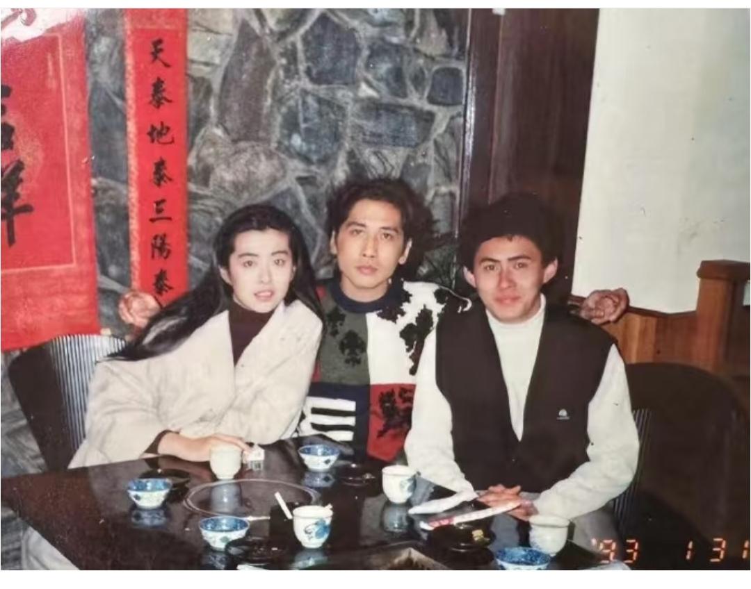 以前一直不懂，王祖贤为啥看上了齐秦，这张照片才明白，30年前的齐秦，原来也是小鲜