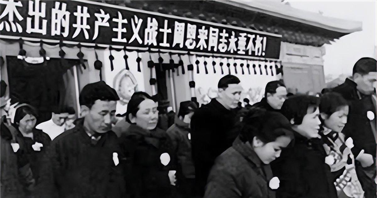周总理骨灰为何抛撒三十年未公开，邓颖超一句话曾道出背后真实原因？1984年初的