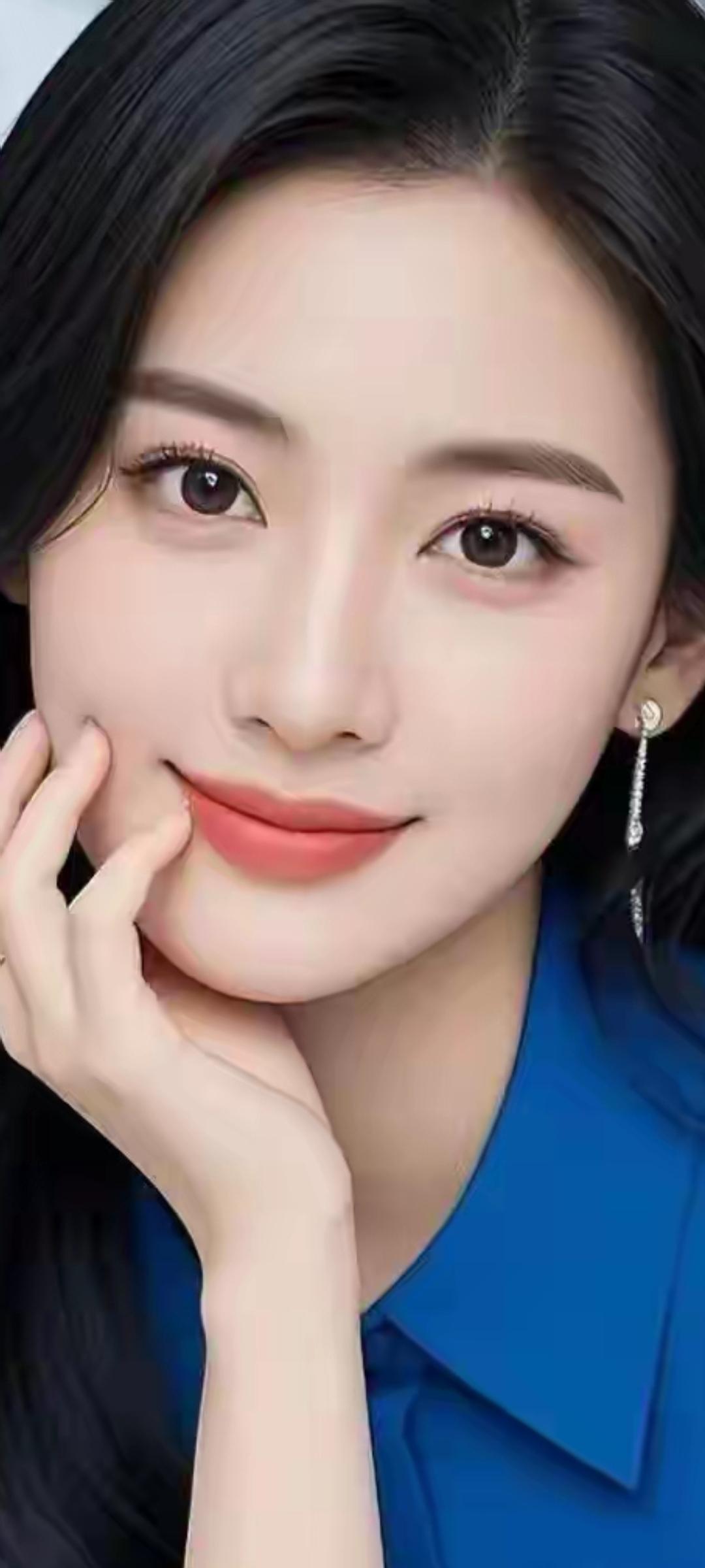 温柔微笑，蓝衣少女，优雅动人