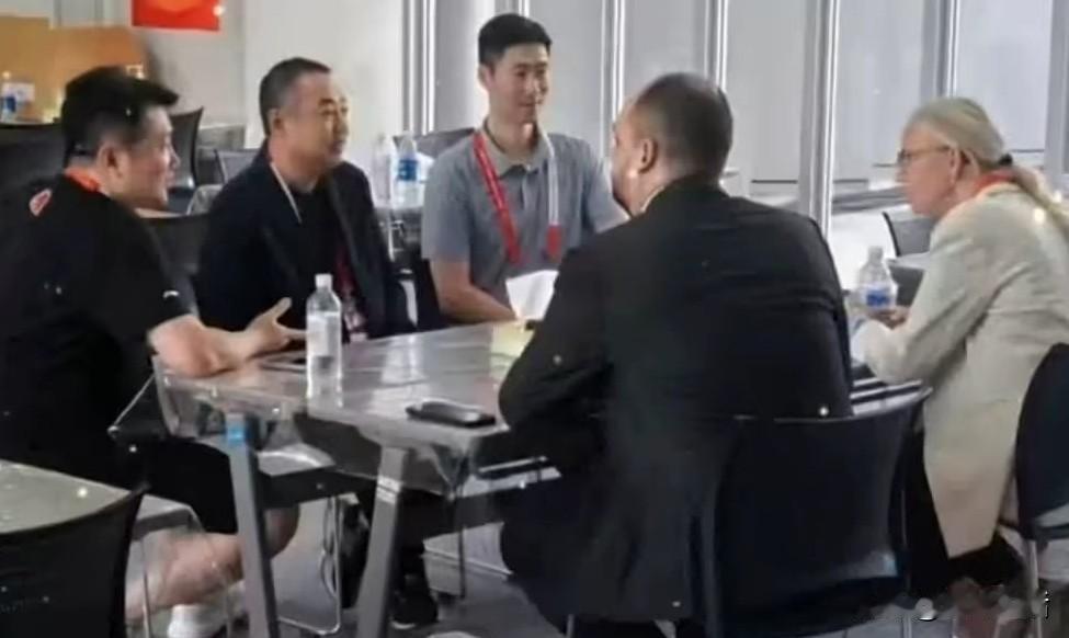 刘国梁现身亚运会，助国乒征战亚运！名古屋亚运会国际乒联第一副主席刘国梁现身赛