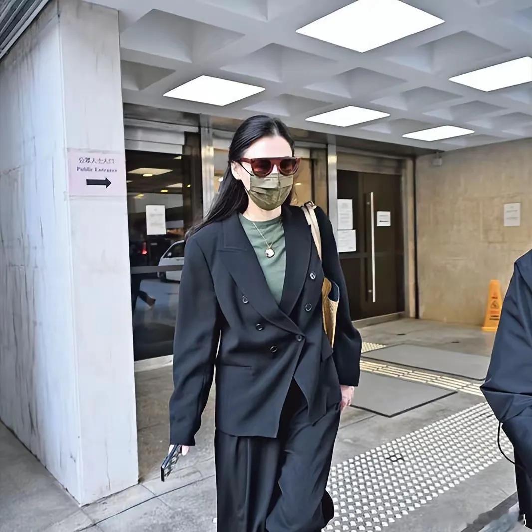 有笔迹专家指出合约上的签名是伪造的，这让张柏芝胜诉的可能性更大了……终于能理解张