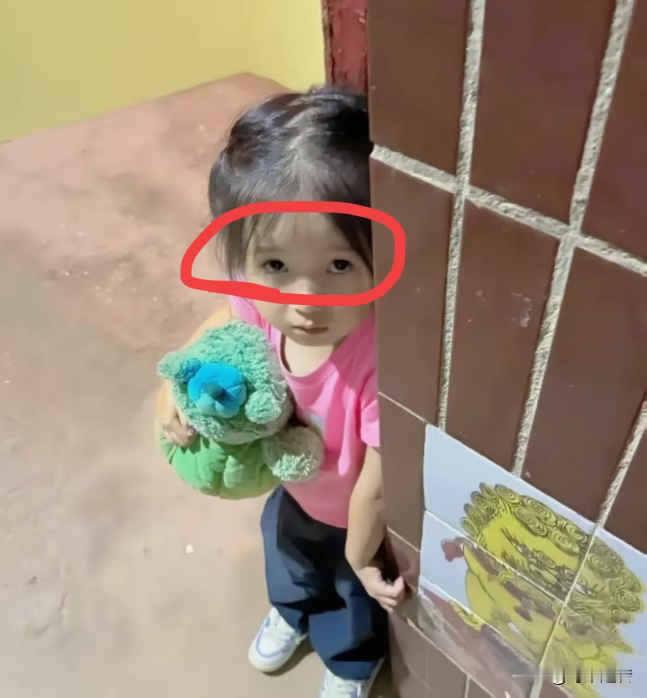 看哭了！2岁孩子一个人在家让人看着好心疼她爸妈分开后一直跟着爸爸生活。但是