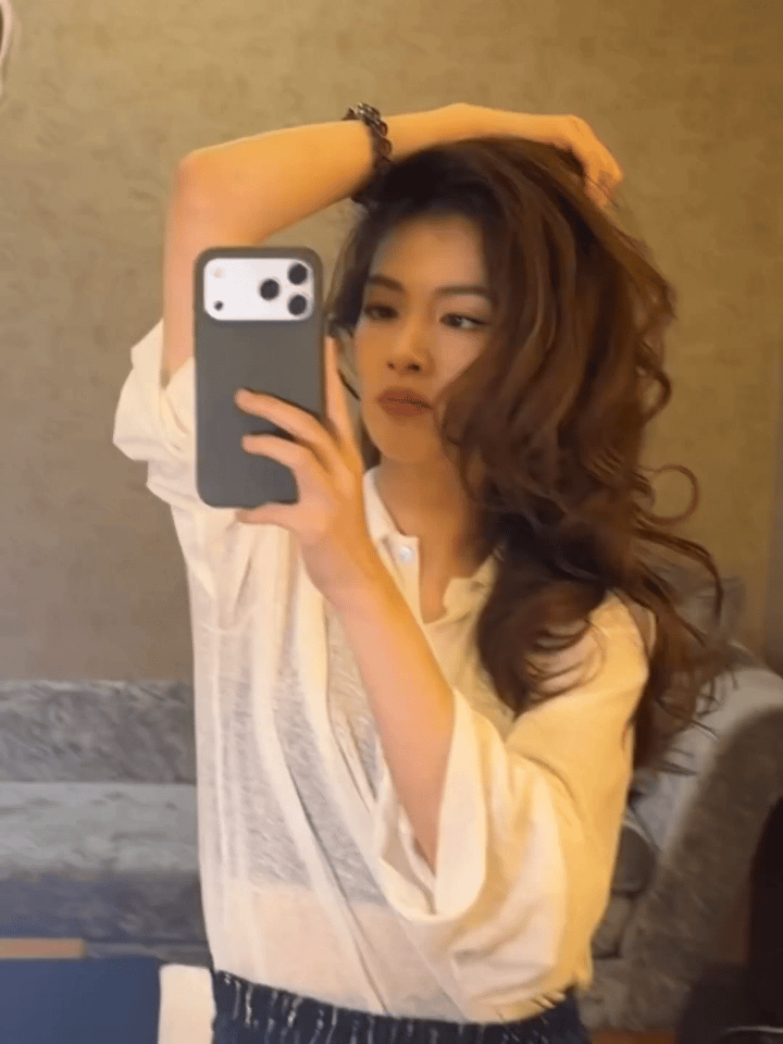 陈昊宇卷发陈昊宇ins更新捎来明信片，美艳大卷发镜头感极强，好美！​​​