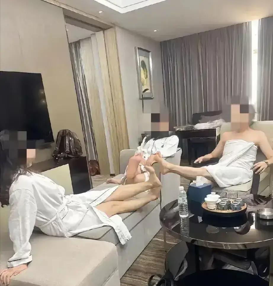 三个女生光脚比脚丫，15秒视频48小时干到抖音热榜第7，爬粉65万——有人骂低俗