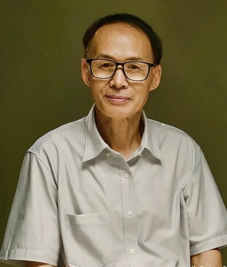 复旦大学的梁永安教授说：“上班的意义是什么？喝单位的水，用单位的电，单位的厕所