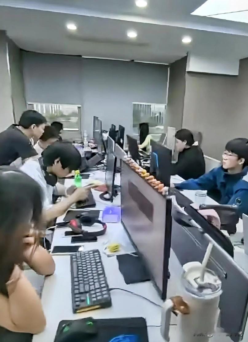 公司新招进来一个特别强势的技术经理，第一天给部门开会，就霸气外露：我作为部门负责